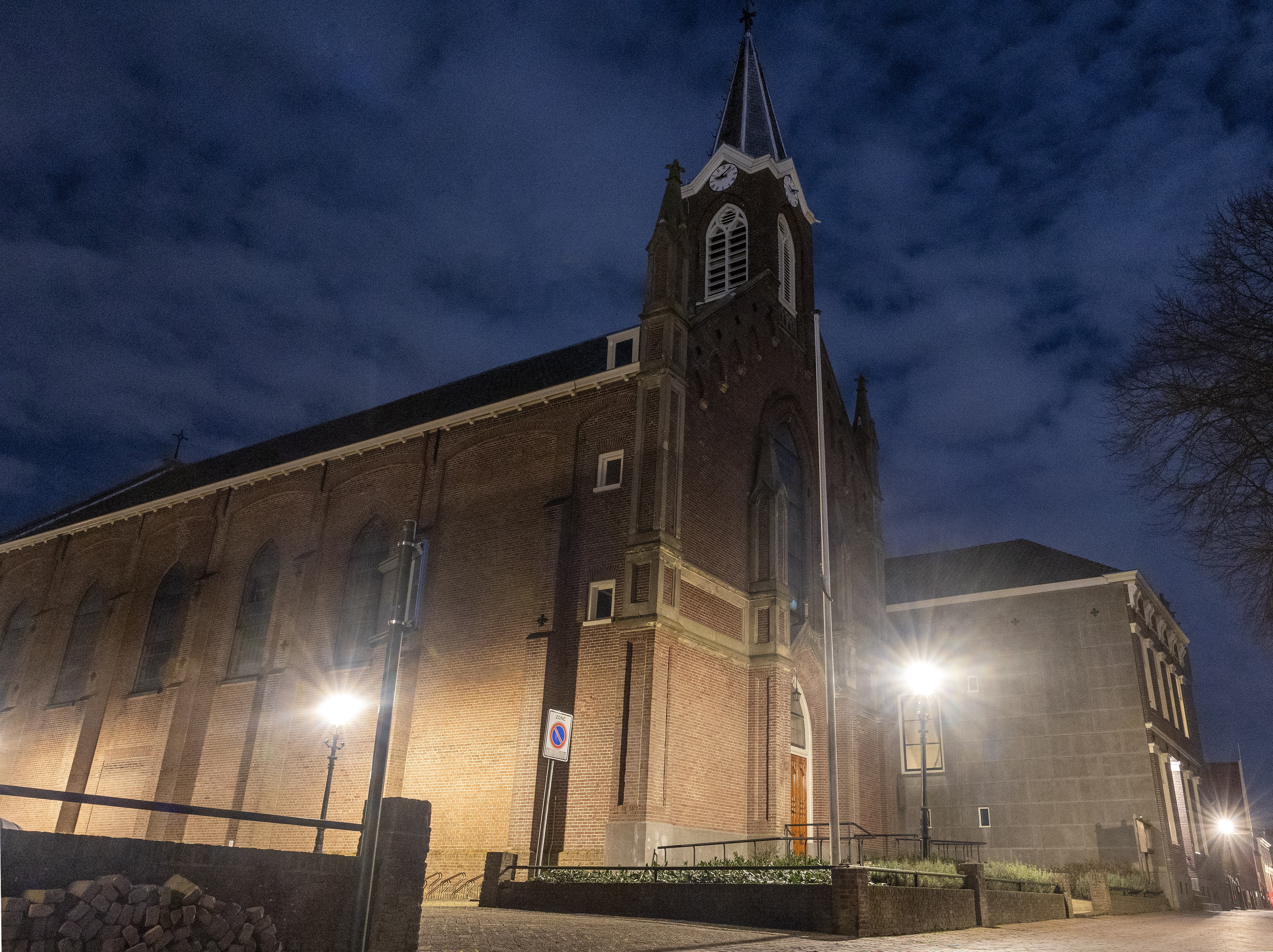 Kerstnacht zaten de kerkbankjes nog vol, nu staat de Bonifatiuskerk in De Rijp te koop. ’Natuurlijk 